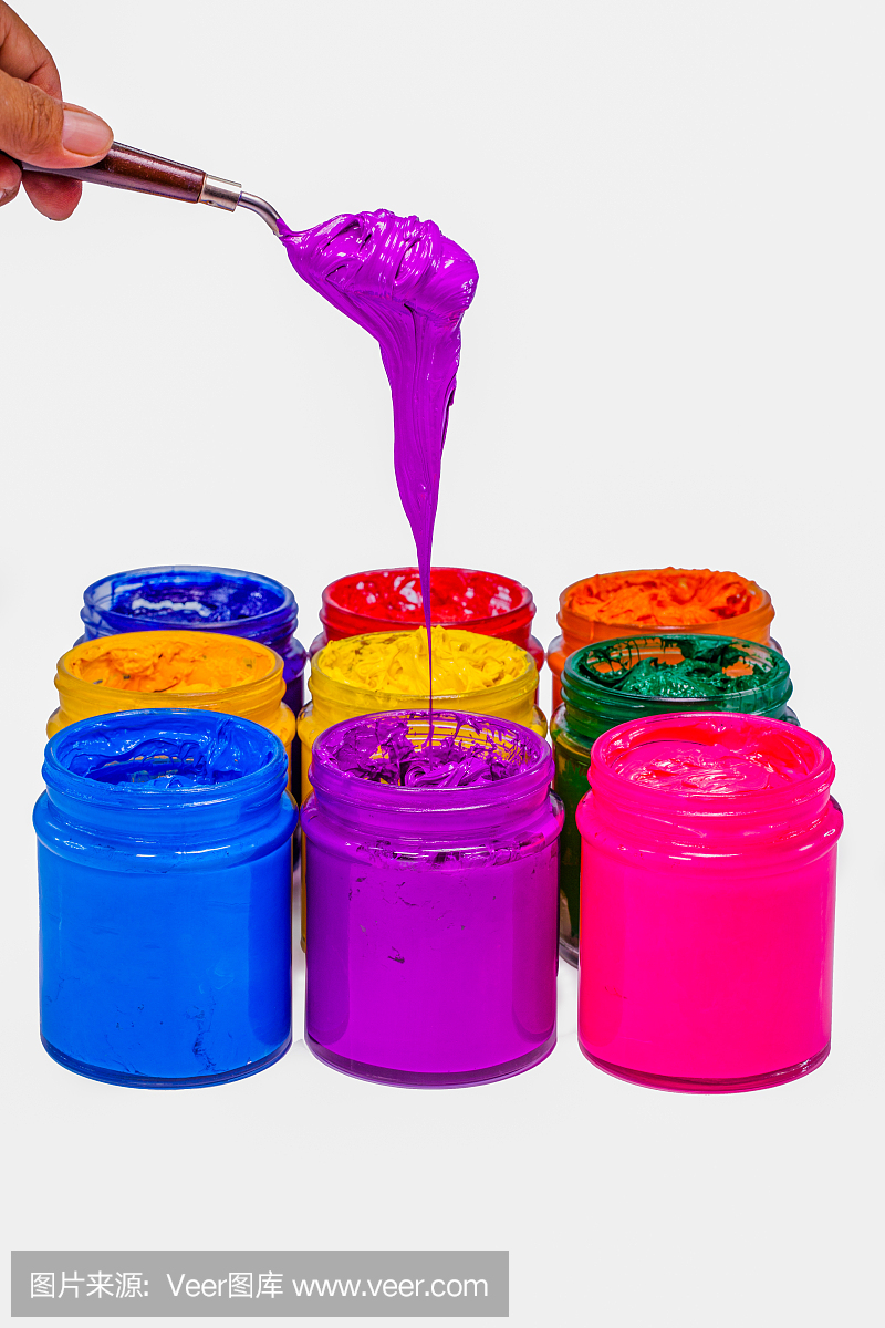 用泥铲从罐头中舀出紫色。